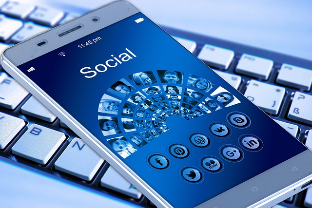 Comment les médias sociaux peuvent-ils aider à créer une communauté autour d'un sujet donné ?